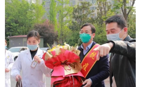 曾普華醫(yī)生抗疫歸來14天后走出隔離區(qū)：先來看看我的病人們！